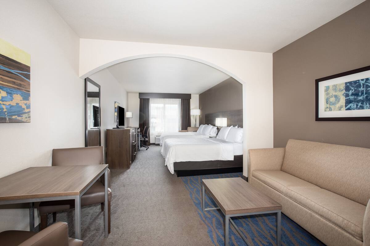 Suite, Multiple Beds | Desk, blackout drapes, iron/ironing board, cribs (free)