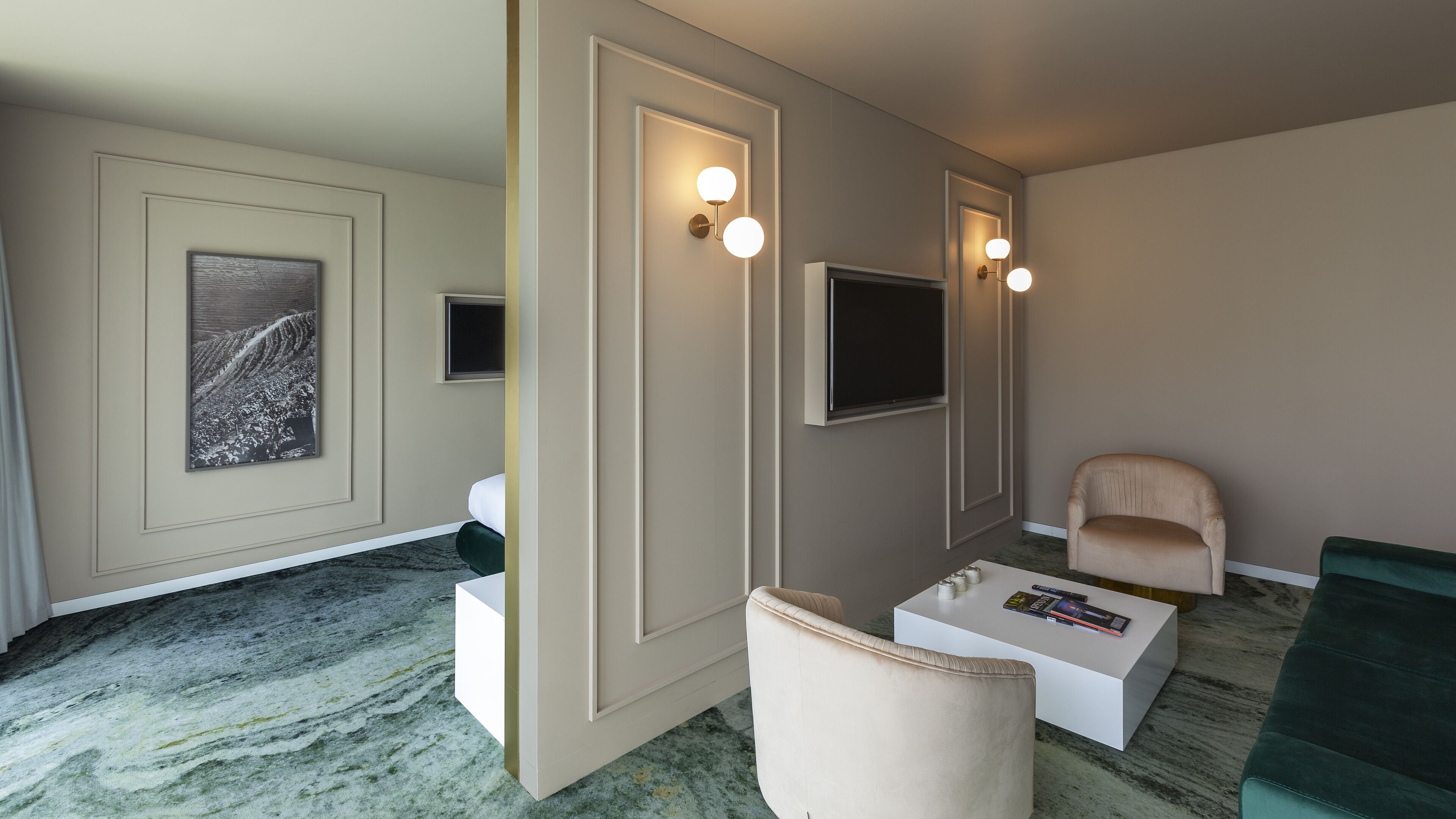 suite, river view | minibar, in-room safe, desk, soundproofing