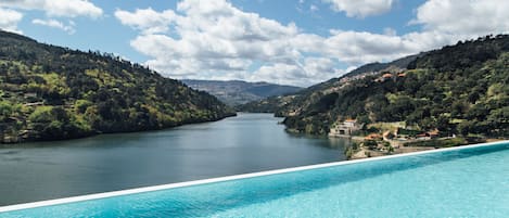 Una piscina cubierta, una piscina al aire libre de temporada, sombrillas