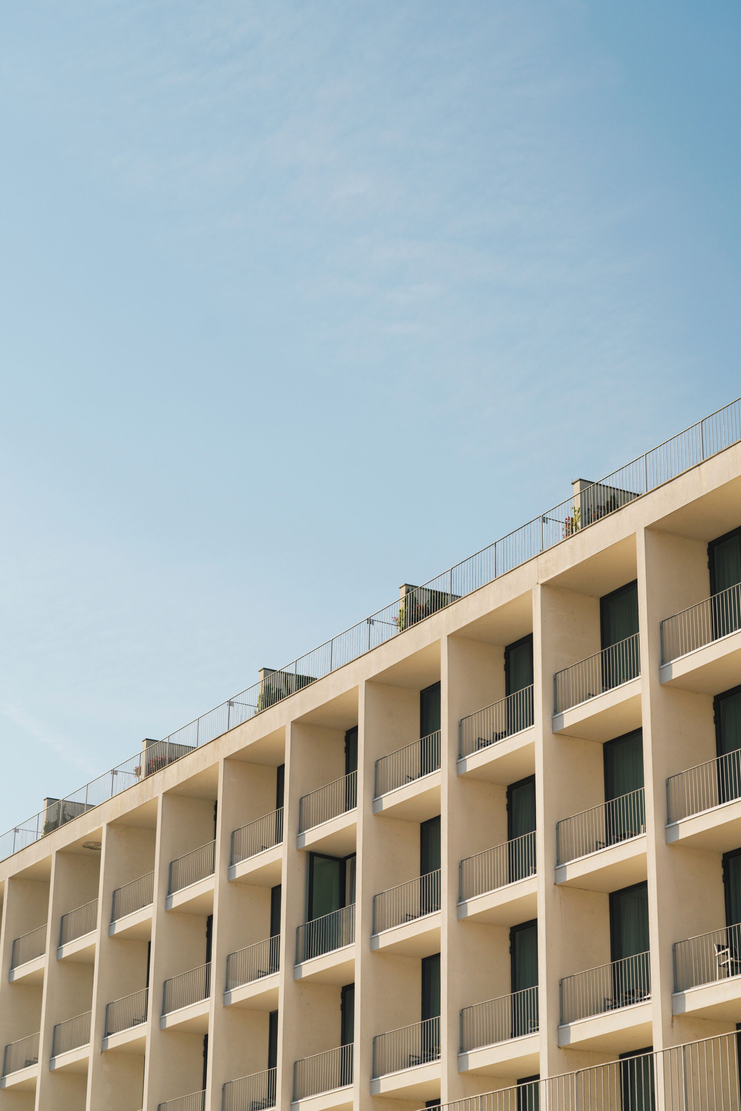 Un edificio de varios pisos con balcones y ventanas.