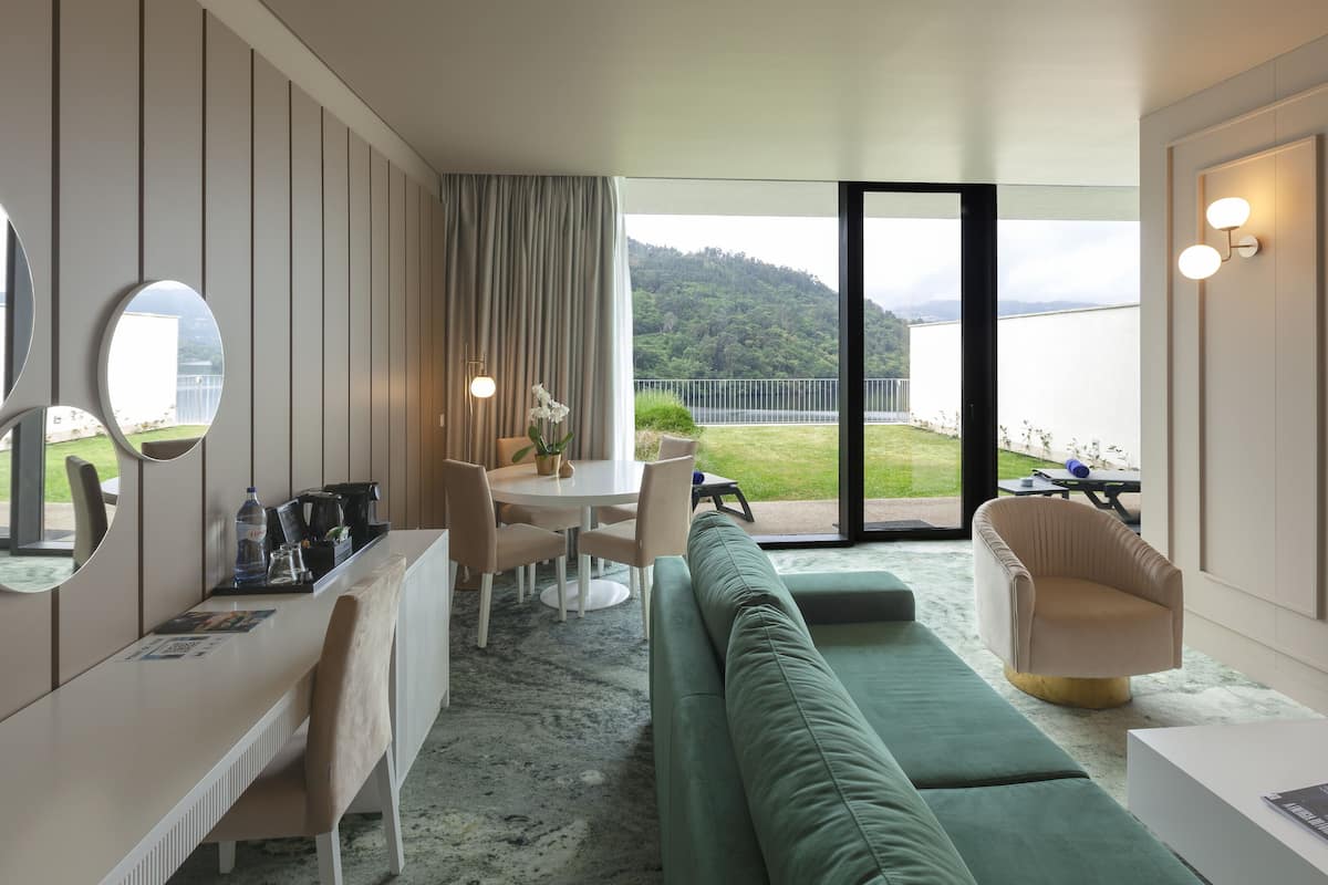 Suite, vista al río | Minibar, caja de seguridad en la habitación y escritorio