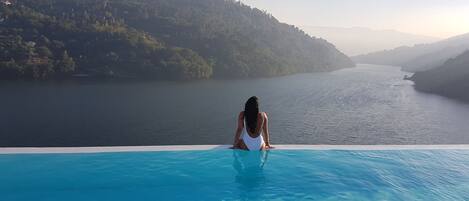 Piscine couverte, piscine extérieure (ouverte en saison)