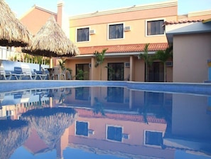 Una piscina al aire libre