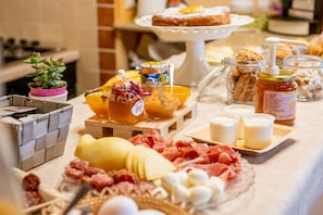 TĂ€gliches inbegriffenes FrĂŒhstĂŒcksbuffet