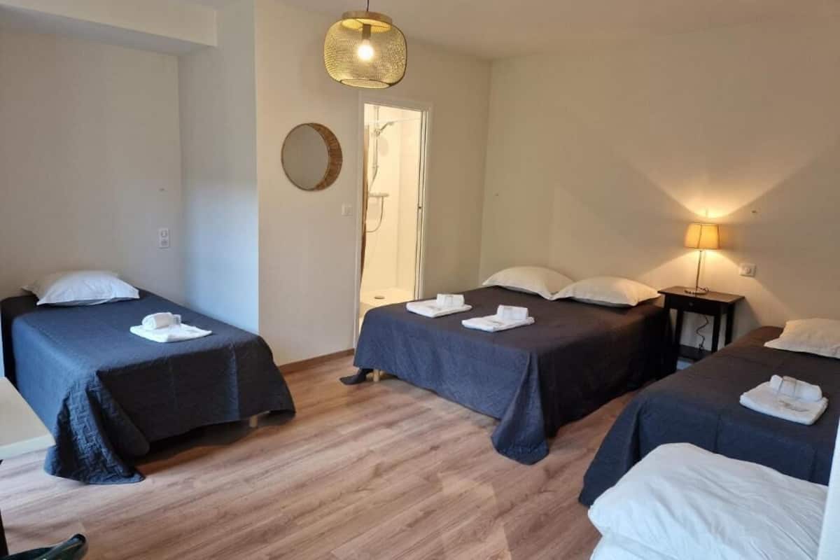 Quadruple Room | Desk, free cots/infant beds, free WiFi, bed sheets