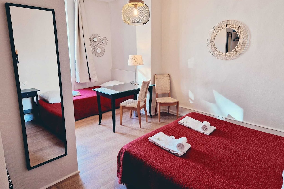 Triple Room, Private Bathroom | Desk, free cots/infant beds, free WiFi, bed sheets