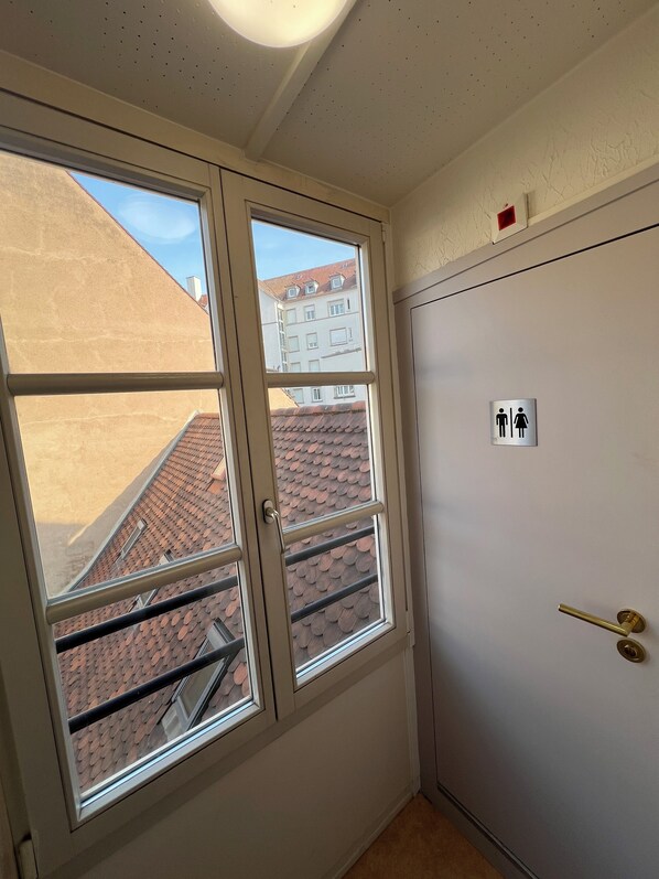 Triple Room, Shared Bathroom (avec lavabo) | Bathroom