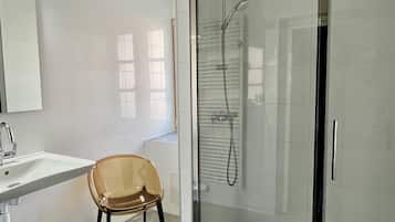 Double Room, Shared Bathroom (avec lavabo) | Bathroom | Shower, rainfall showerhead, hair dryer, towels