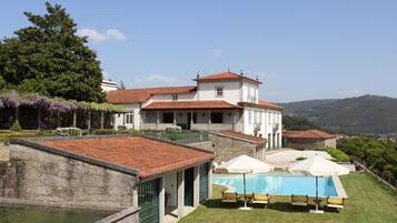 Alberca al aire libre y camastros