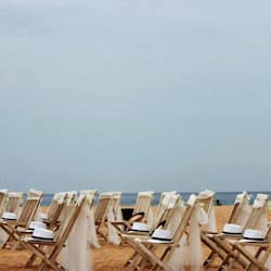 Sulla spiaggia, sabbia bianca, cabine da spiaggia gratuite