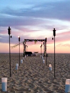 A beach wedding setup with a canopy and lanterns. - Hotel El Varadero (Tarifa)