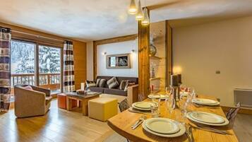 Apartment (T3) | Living area | Flat-screen TV