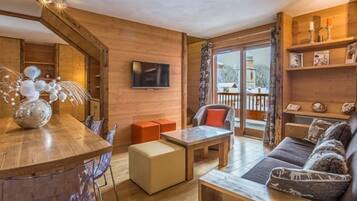 Duplex (T4) | Living area | Flat-screen TV