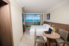 Minibar, caja de seguridad en la habitación y escritorio