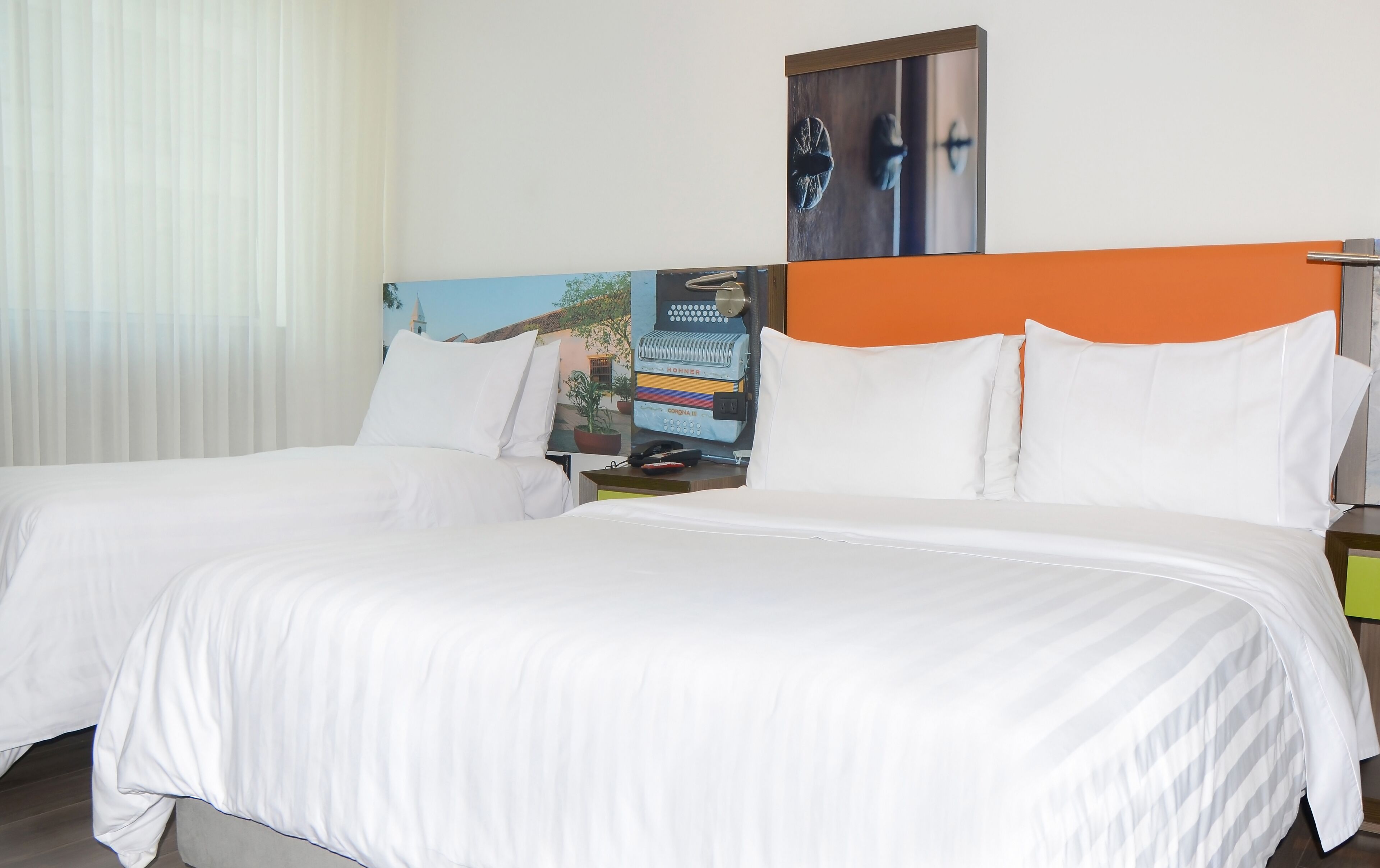 Caja de seguridad en la habitación y escritorio 