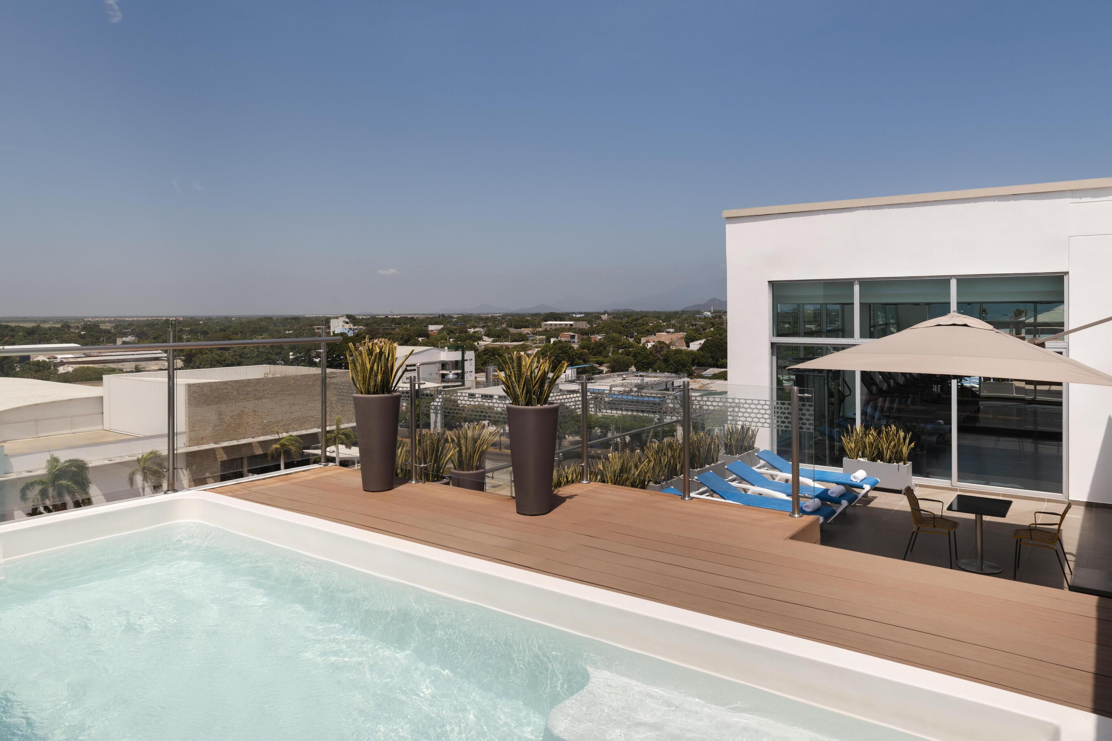 Una piscina al aire libre