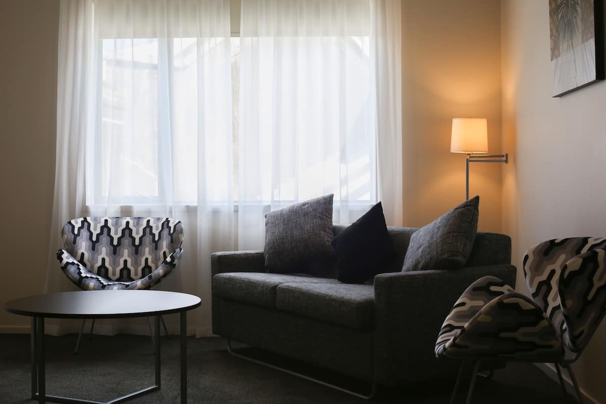 Departamento, 2 habitaciones | Sala de estar | Televisión de pantalla plana y películas con cargo