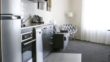 Quarto, 1 quarto | Cozinha americana privada | Geladeira, micro-ondas, cooktop, cafeteira/chaleira