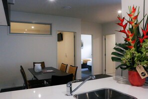 Appartement, 2 slaapkamers | Woonruimte | Flatscreentelevisie en betaalfilms