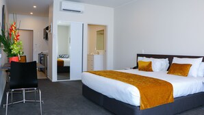 Studio, 1 kingsize-seng | Safe på rommet, lydisolert, strykejern/-brett og wi-fi (inkludert)