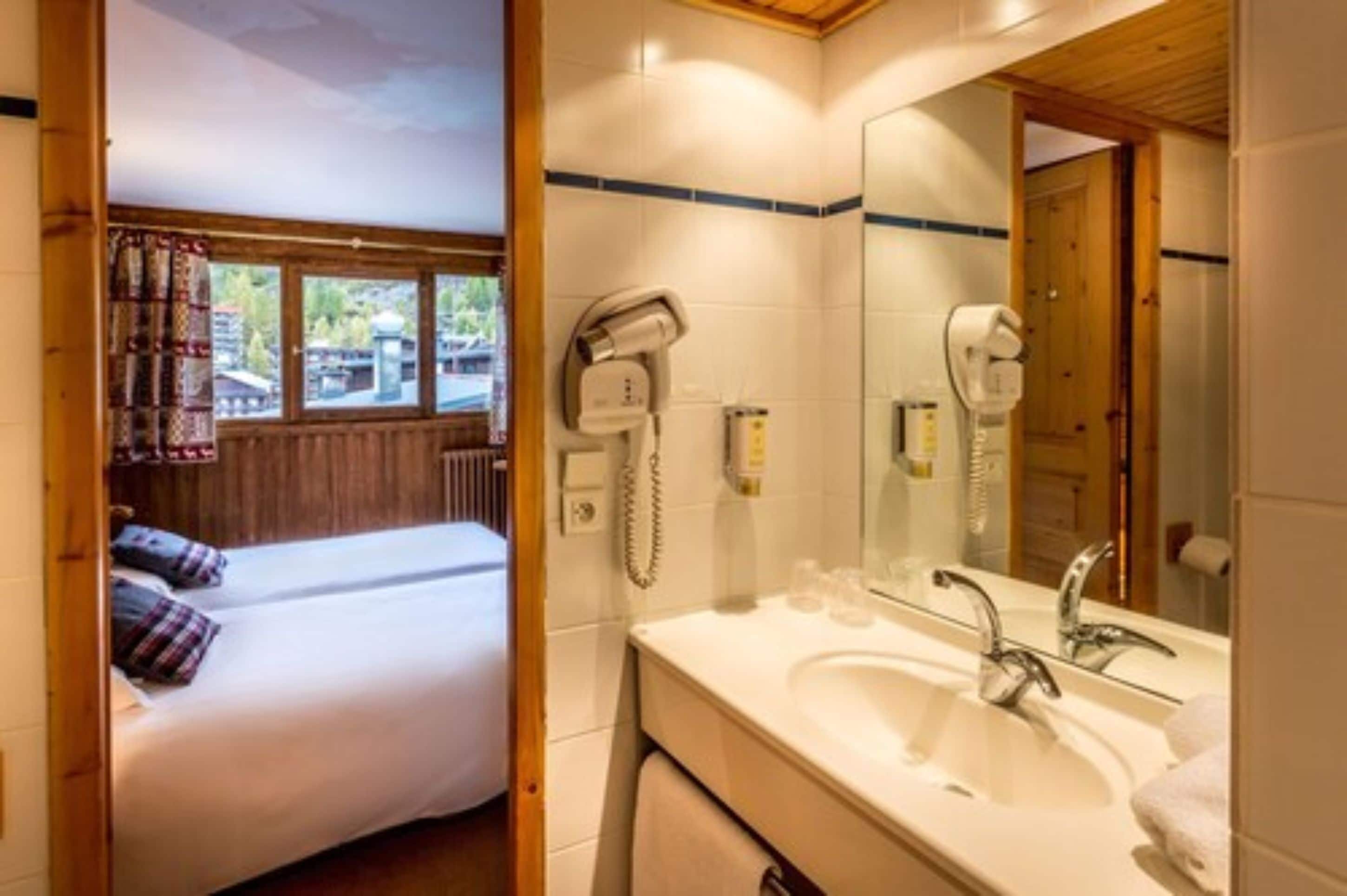 standard double or twin room | bathroom | free toiletries, hair dryer, towels