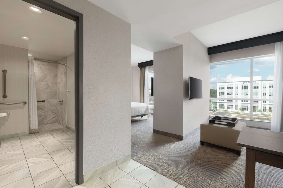 suite, accessible, non smoking (roll-in shower) | 1 bedroom, in-room safe, desk, laptop workspace