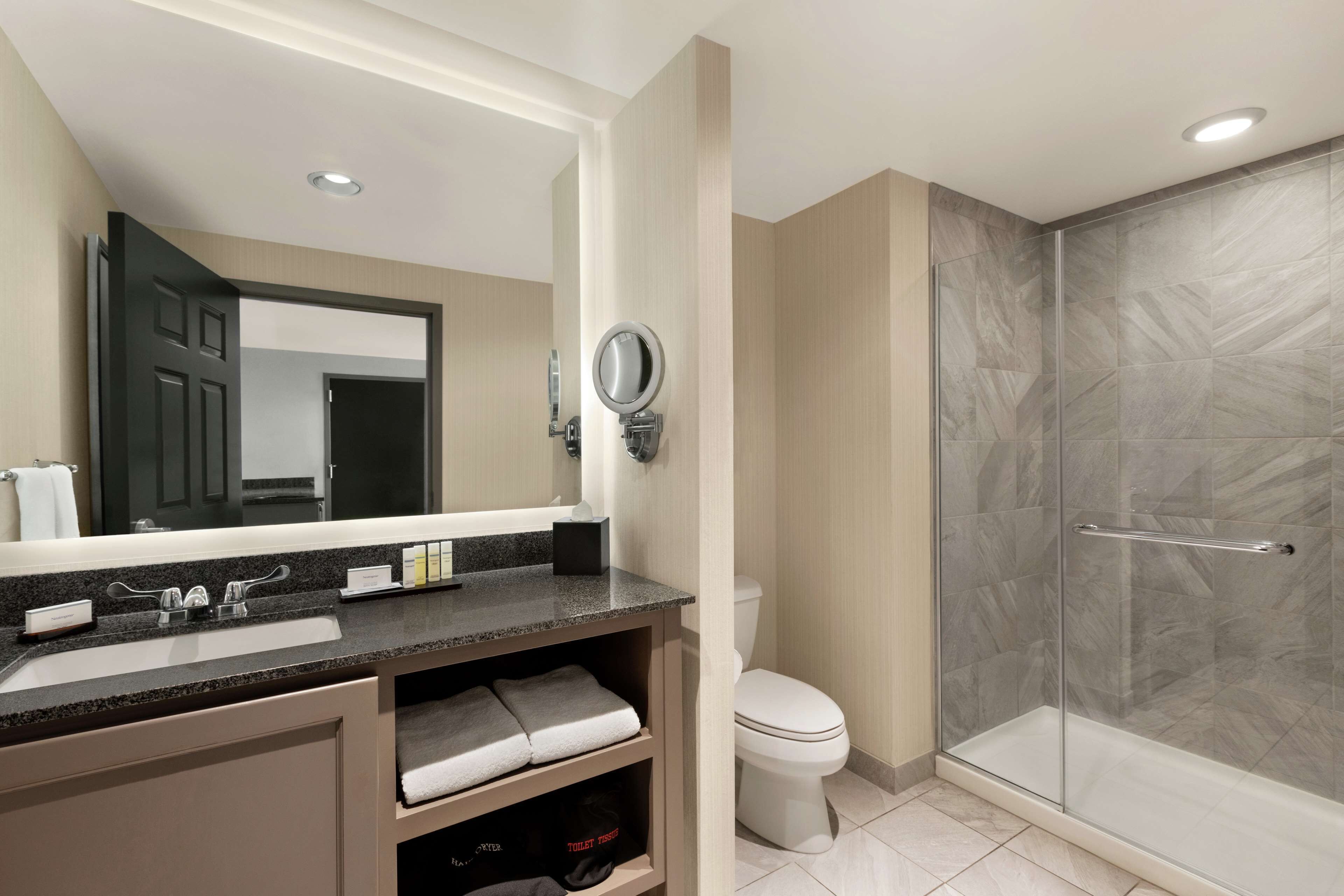 king, suite, 1 king bed, non smoking | 1 bedroom, in-room safe, desk, laptop workspace