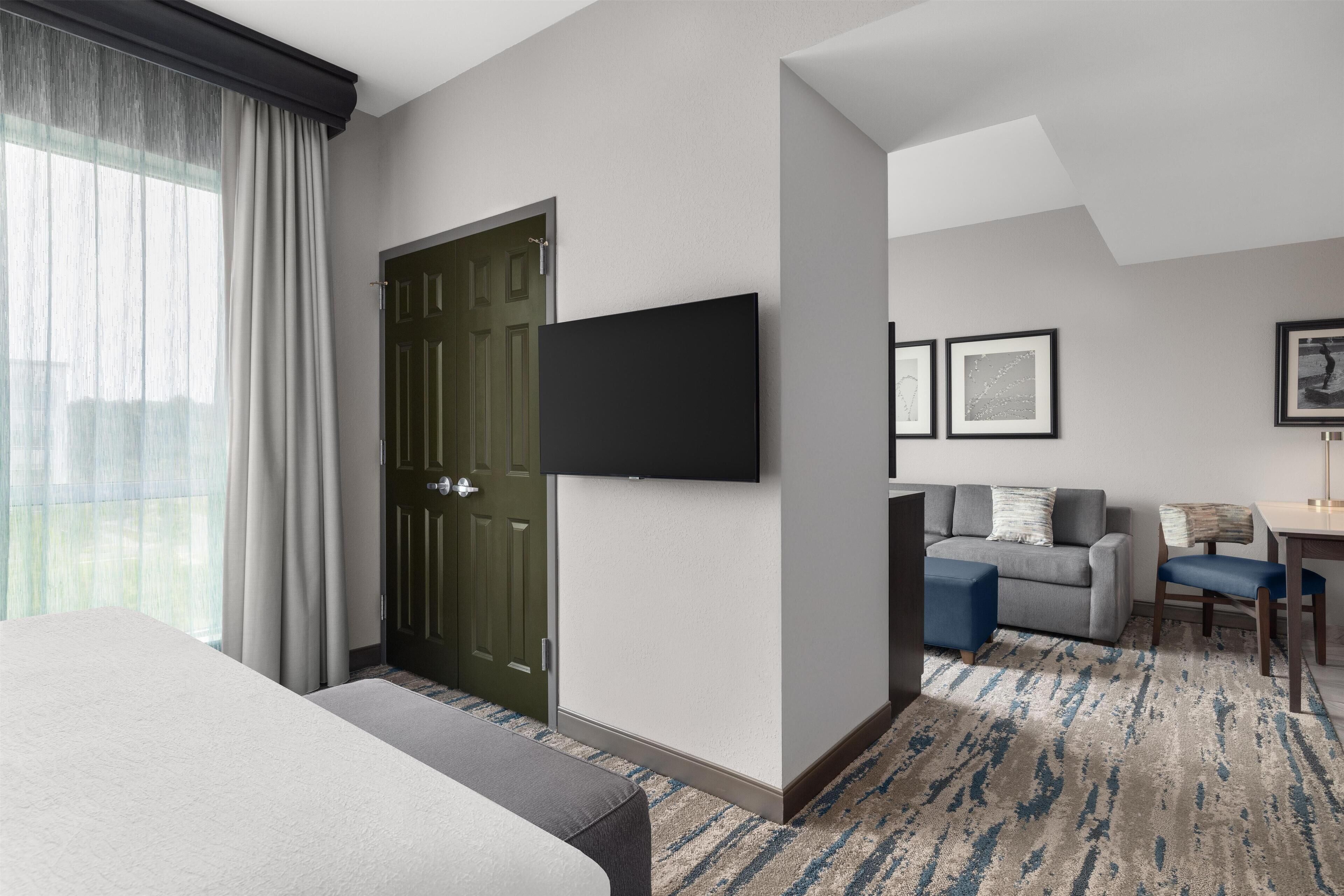 Suite, Accessible, Non Smoking (Roll-in Shower) | 1 bedroom, in-room safe, desk, laptop workspace