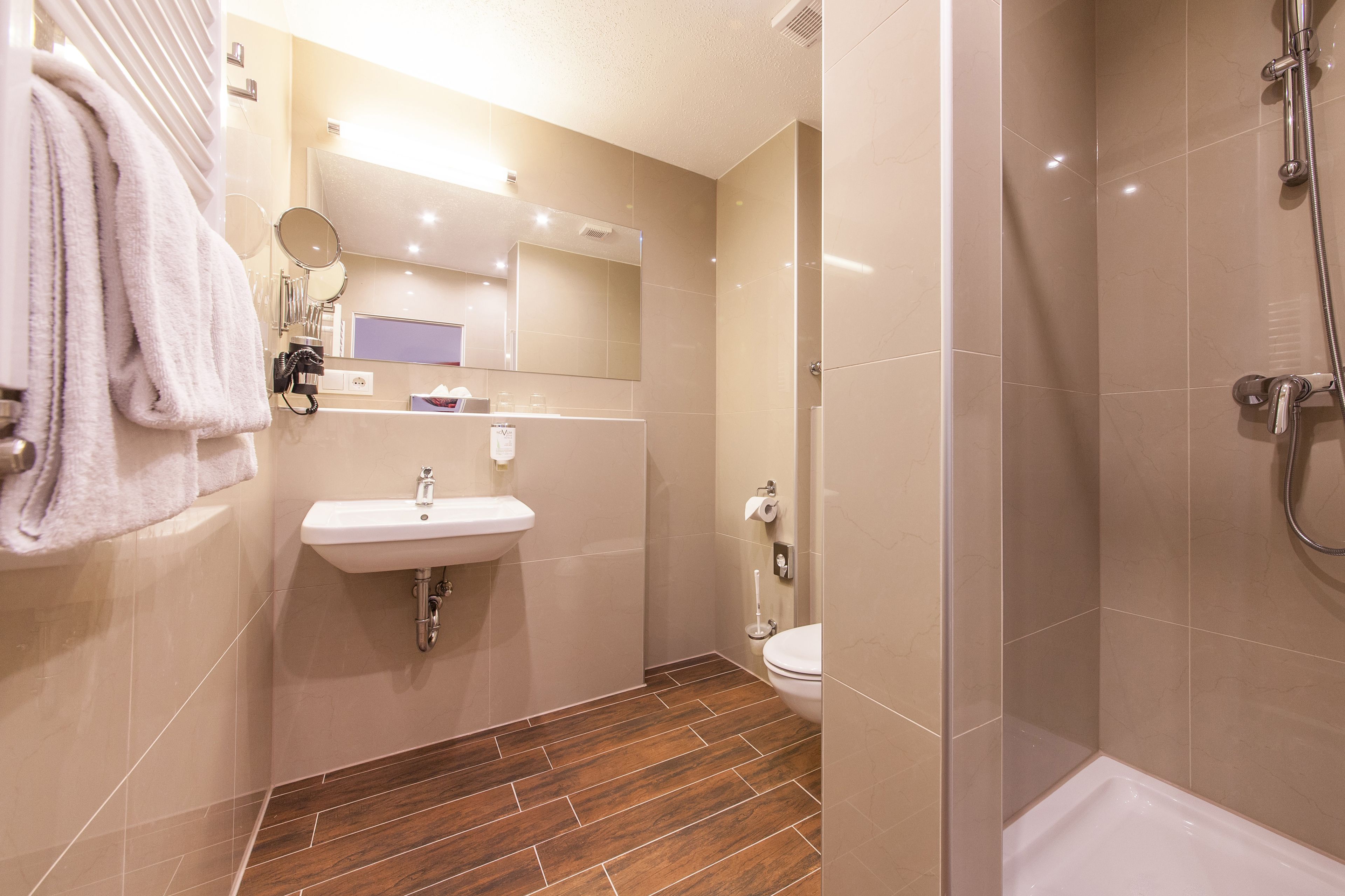 family room (5 persons) | bathroom | shower, free toiletries, hair dryer, towels
