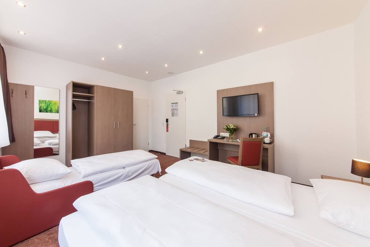 Ropa de cama hipoalergénica y caja de seguridad en la habitación 