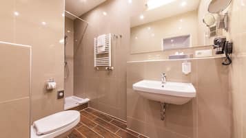 Dusche, kostenlose Toilettenartikel, Haartrockner, Handtücher
