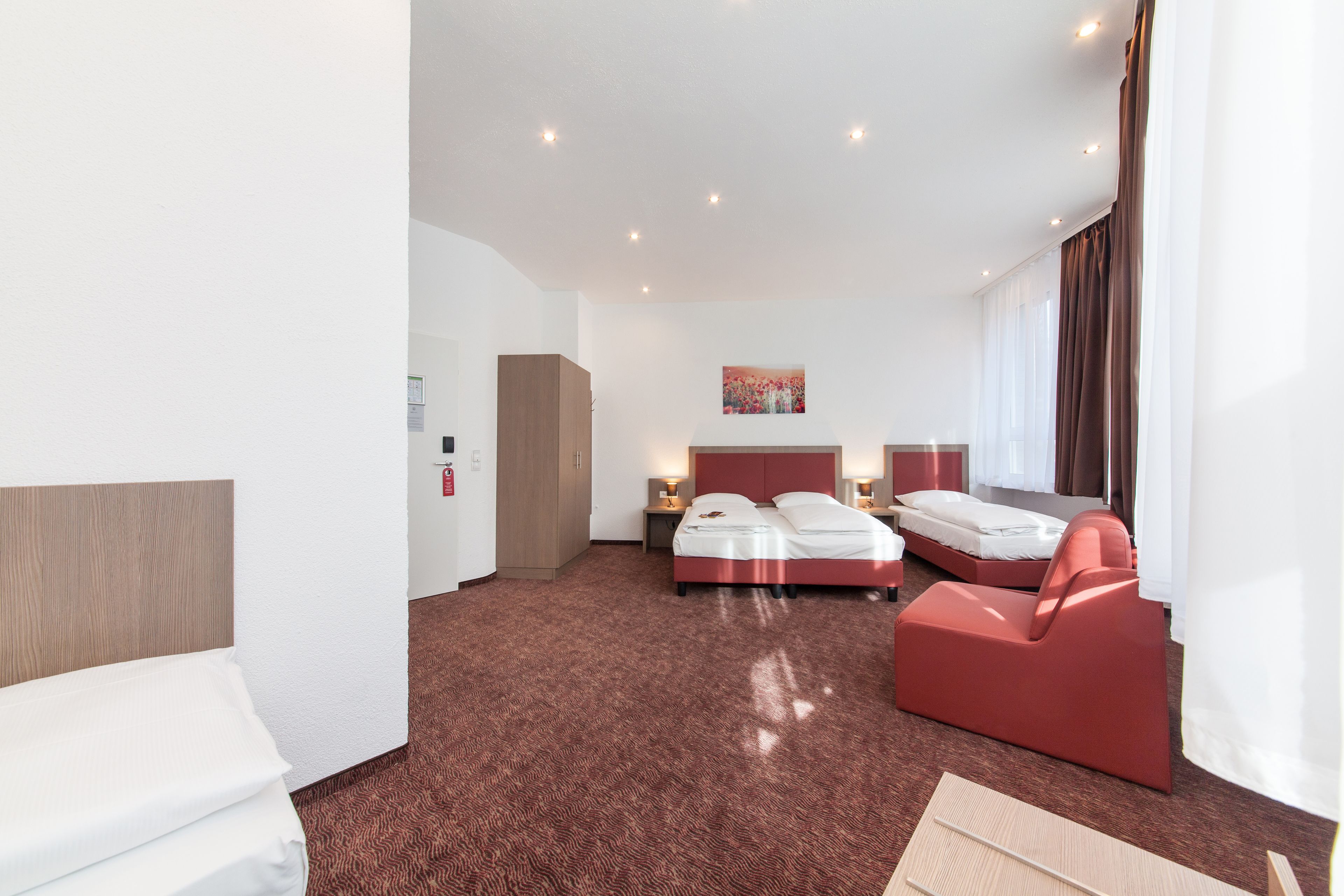 family room (5 persons) | hypo-allergenic bedding, in-room safe, desk, laptop workspace