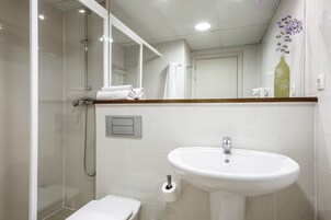 Ducha, artículos de higiene personal gratuitos y secador de pelo