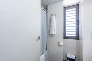 Dusche, kostenlose Toilettenartikel, Haartrockner, Handtücher