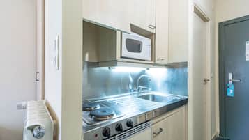 Frigorífico, microondas y placa de cocina