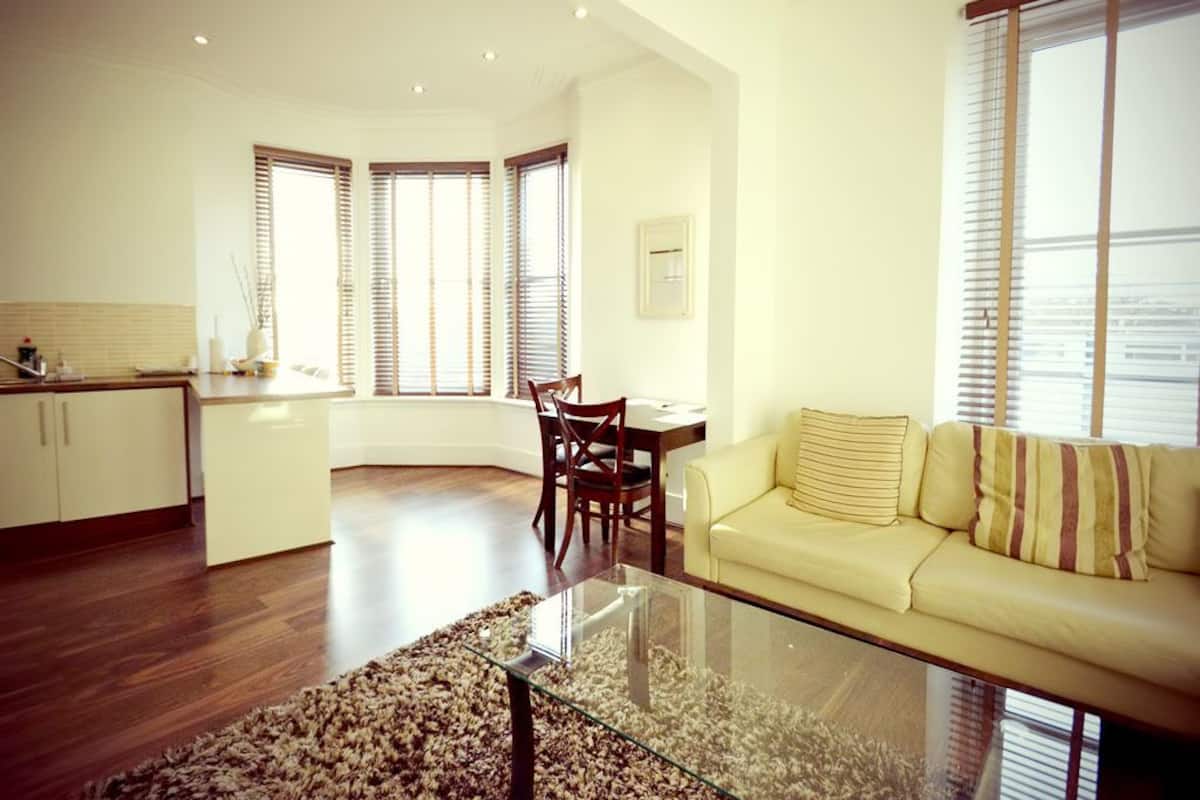 Departamento, 3 habitaciones, 2 baños, vista a la ciudad (Two Floors) | Sala de estar | Televisión de pantalla plana