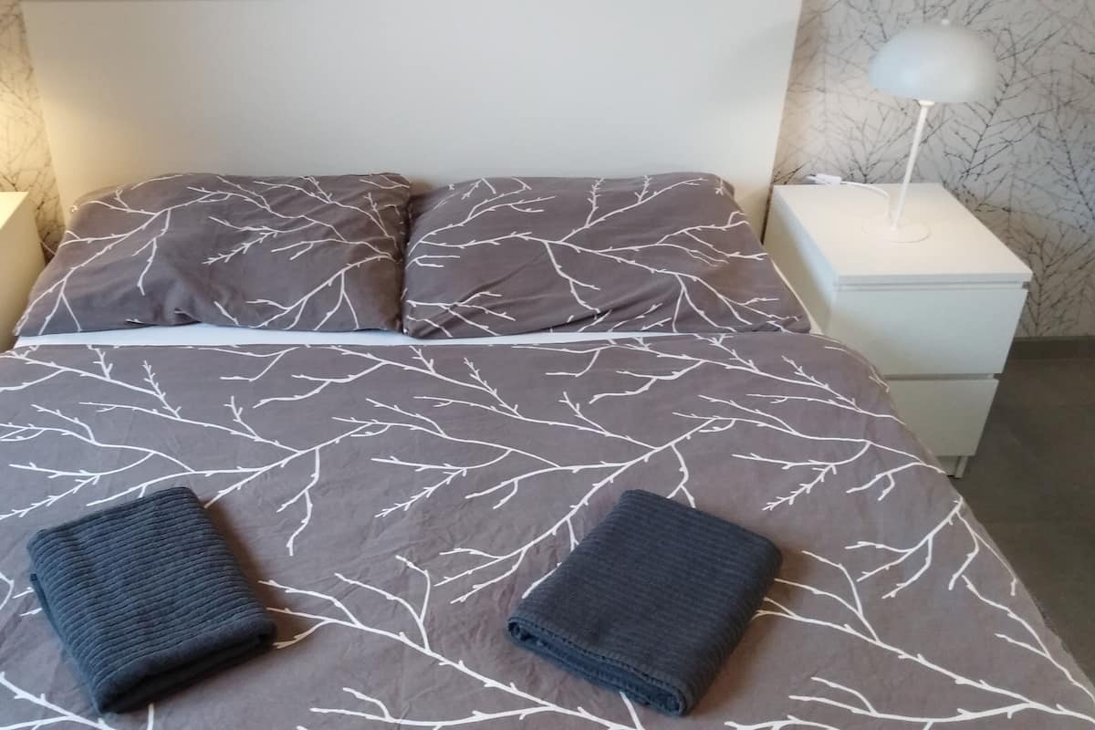 Design-studiolejlighed - terrasse - udsigt til have (No.5) | 1 soveværelse, premium-sengetøj, pengeskab på værelset, skrivebord