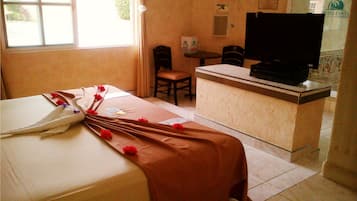 Romantic Double Room, 1 Katil Raja (King), Jetted Tub | Meja, langsir/tirai gelap terus, seterika/papan seterika, Wi-fi percuma