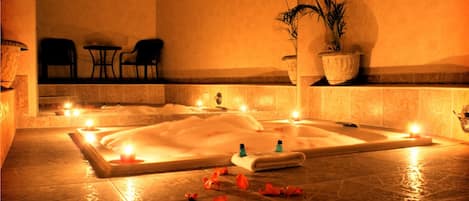 Phòng đôi phong cách lãng mạn, 1 giường cỡ king, bồn tắm thủy lực | Bàn, màn/rèm cản sáng, bàn ủi/dụng cụ ủi quần áo