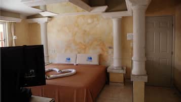 Quarto casal romântico, 1 cama King, banheira de hidromassagem | Escrivaninha, cortinas blackout, ferros/tábuas de passar roupa