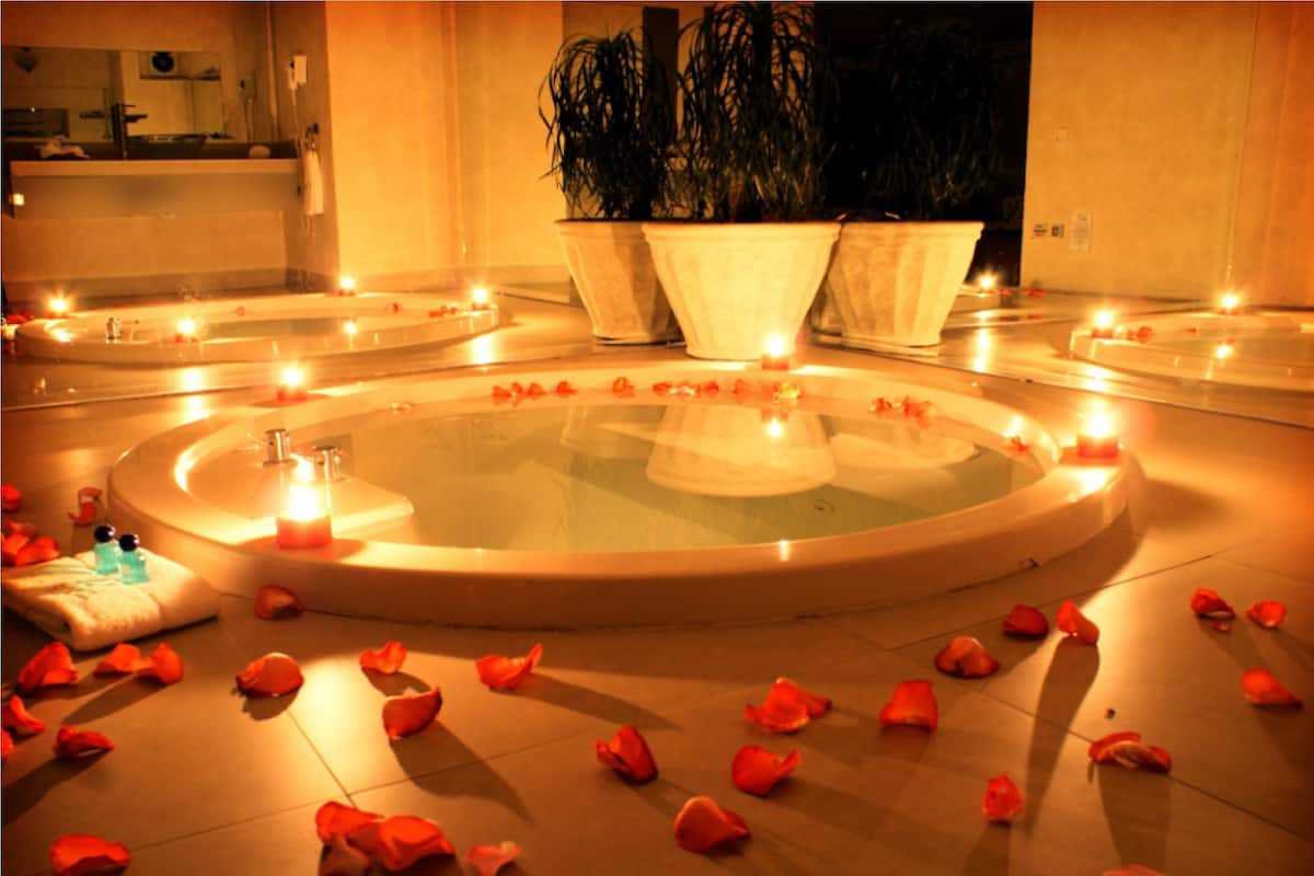 Doppia Romantica, 1 letto king, idromassaggio | Una scrivania, tende oscuranti, ferro/asse da stiro, Wi-Fi gratuito