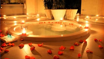 Romantic Double Room, 1 Katil Raja (King), Jetted Tub | Meja, langsir/tirai gelap terus, seterika/papan seterika, Wi-fi percuma