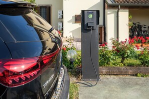 Electric vehicle charging station