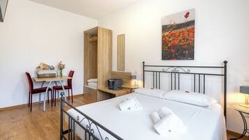 Klassieke kamer | Verduisterende gordijnen, een strijkplank/strijkijzer, gratis wifi