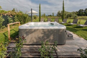 Outdoor spa tub - Agriturismo al Tralcio (Valeggio sul Mincio)