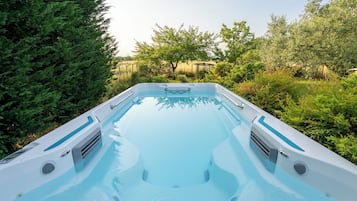 2 piscines extérieures, parasols de plage, chaises longues