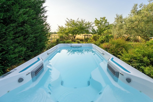 2 piscine all'aperto, ombrelloni da piscina, lettini