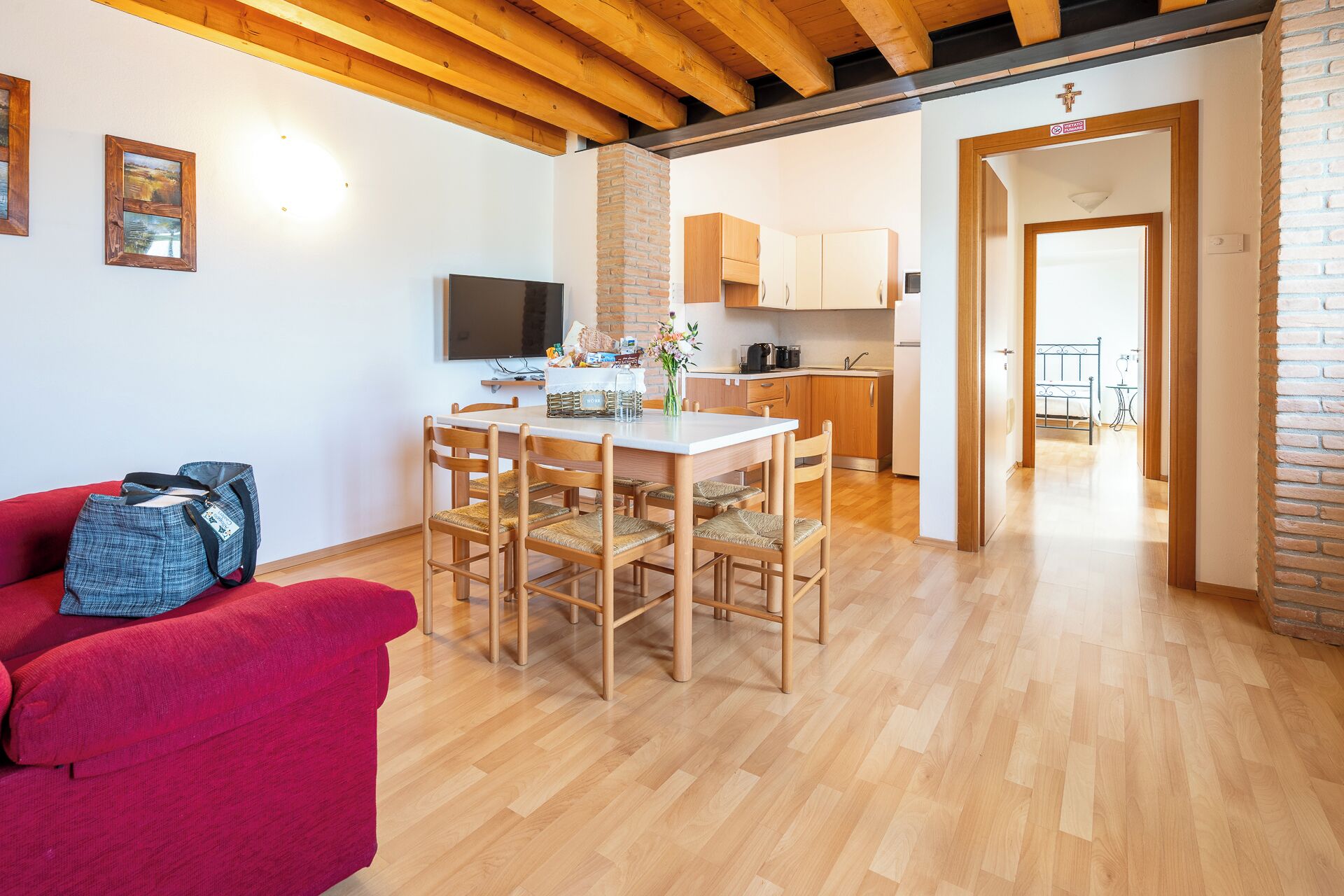 Appartamento familiare, 2 camere da letto | Area soggiorno | TV a schermo piatto 26 pollici con canali satellitari, TV