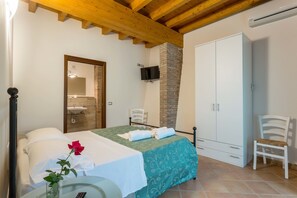 Deluxe Apartment, 1 Bedroom, Accessible | Blackout curtains, iron/ironing board, free WiFi, bed sheets - Agriturismo al Tralcio (Valeggio sul Mincio)