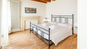 Familie appartement, 1 slaapkamer | Verduisterende gordijnen, een strijkplank/strijkijzer, gratis wifi